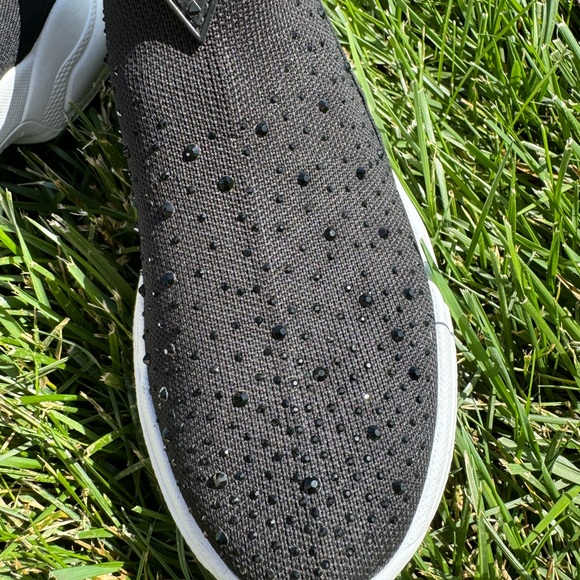 Size 7 Guess Slip On - Picture 4 of 6
